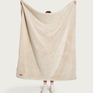 NWT Unhide Lil Marsh faux fur Blanket Cream